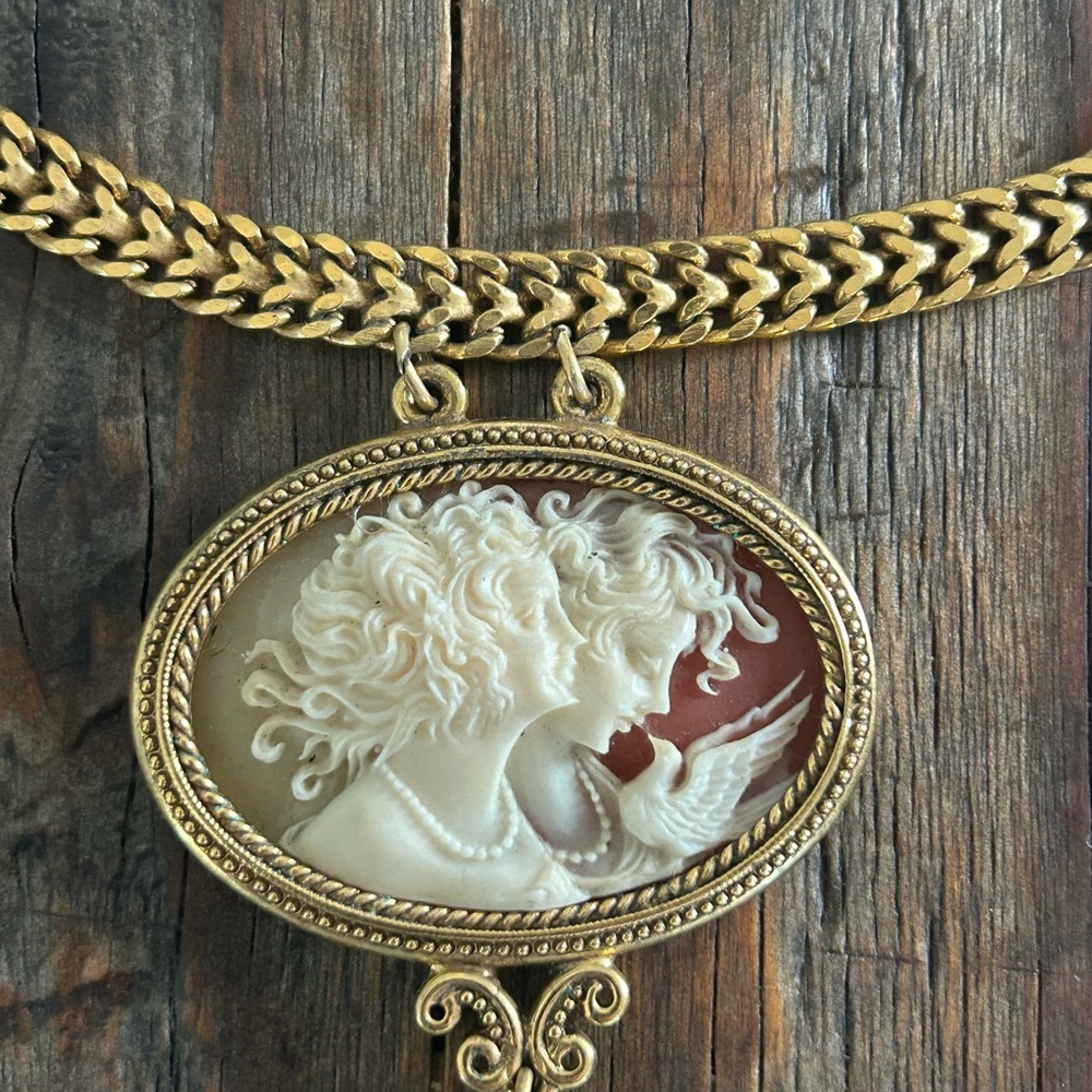 1928 Cameo Gold Tone Necklace - Picture 9 of 9